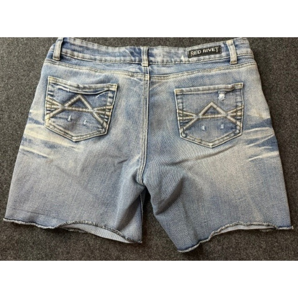 Red Rivet Womens Distressed Denim Shorts Light Wash Embroidered Pockets Size 15 - Picture 2 of 3